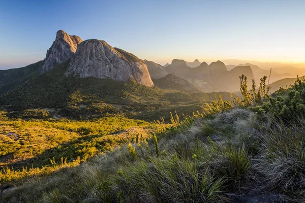 Senderismo en las montañas del Parque Estatal Tres Picos — Foto de Stock