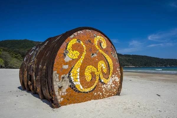 Velho barril de metal encalhado em Lopes Mendes Beach — Fotografia de Stock