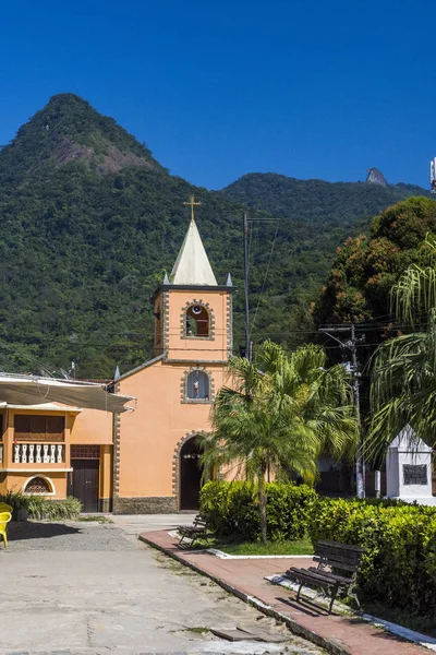 Iglesia del pueblo de Abrao en la Ilha Grande tropical —  Fotos de Stock