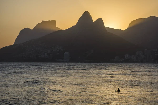 Západ slunce z Arpoador Beach v Rio de Janeiro, Brazílie — Stock fotografie