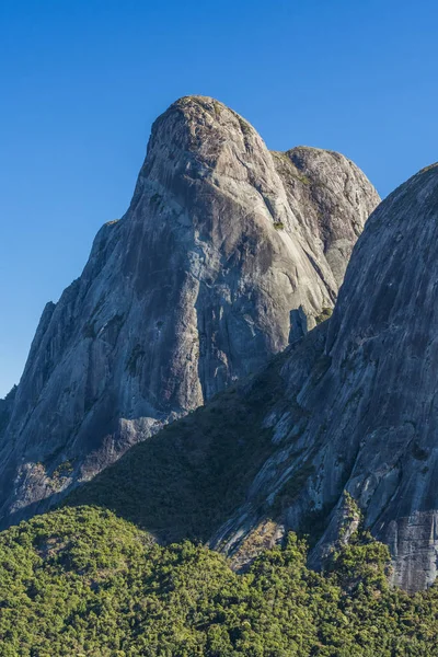 Túrázás a hegyekben a Tres Picos State Park — Stock Fotó