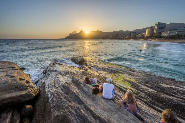Pôr do sol visto da praia do Arpoador, no Rio de Janeiro, Brasil — Fotografia de Stock