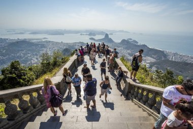 Rio De Janeiro, Brezilya, Ekim 2017: İsa kurtarıcı heykel Tijuca Forest, Rio de Janeiro, Brezilya Corcovado dağ üstüne zevk turist