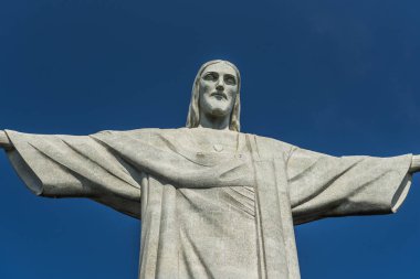 Mesih Redeemer heykel Corcovado dağ üstüne Tijuca Forest, Rio de Janeiro, Brezilya görüntüleyin.