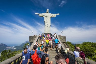 Rio De Janeiro, Brezilya, Ekim 2017: İsa kurtarıcı heykel Tijuca Forest, Rio de Janeiro, Brezilya Corcovado dağ üstüne zevk turist