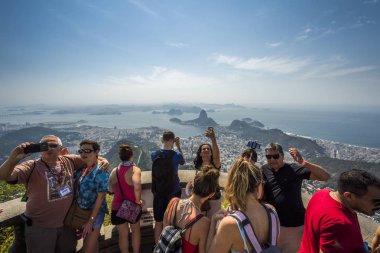 Rio De Janeiro, Brezilya, Ekim 2017: İsa kurtarıcı heykel Tijuca Forest, Rio de Janeiro, Brezilya Corcovado dağ üstüne zevk turist