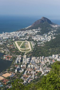 Mesih Redeemer heykel Corcovado dağ üstüne Tijuca Forest, Rio de Janeiro, Brezilya görüntüleyin.