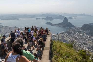 Rio De Janeiro, Brezilya, Ekim 2017: İsa kurtarıcı heykel Tijuca Forest, Rio de Janeiro, Brezilya Corcovado dağ üstüne zevk turist