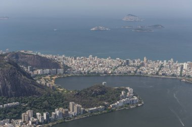Mesih Redeemer heykel Corcovado dağ üstüne Tijuca Forest, Rio de Janeiro, Brezilya görüntüleyin.