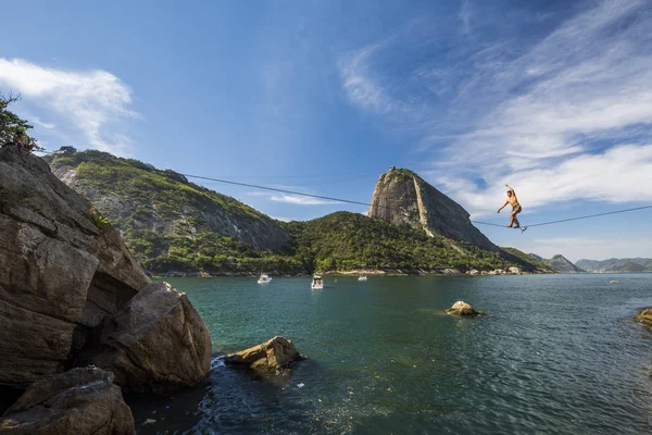 Highline and slackline near Vermelha Beach with the Sugar Loaf M — Stock Photo, Image