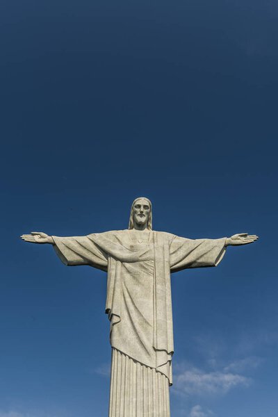 Вид со статуи Христа-Искупителя на вершине горы Корковадо в лесу Тижука, Рио-де-Жанейро, Бразилия
