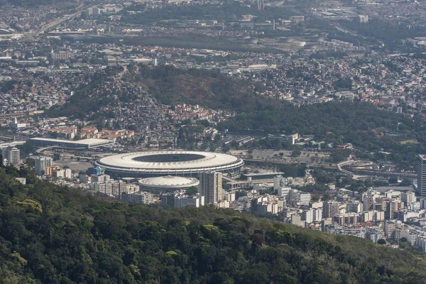 マラカナン スタジアムはキリストから Tijuca ブラジル ジャネイロのコルコバードの山の上に像を見た — ストック写真