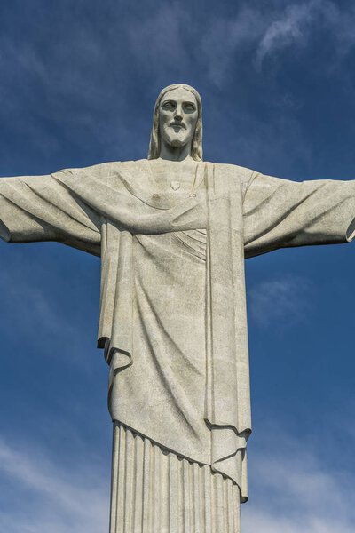 Вид со статуи Христа-Искупителя на вершине горы Корковадо в лесу Тижука, Рио-де-Жанейро, Бразилия
