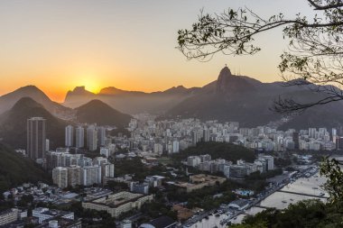 Günbatımı gördüm Morro da Urca Sugar Loaf Dağı yanındaki üzerinden