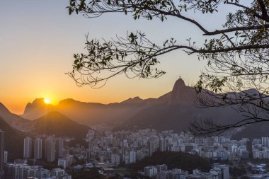 Günbatımı gördüm Morro da Urca Sugar Loaf Dağı yanındaki üzerinden