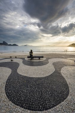Carlos Drummond de Andrade, Brezilyalı şair Copacabana Plajı, Rio de Janeiro, Brezilya gündoğumu sırasında görülen heykeli