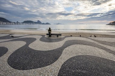 Carlos Drummond de Andrade, Brezilyalı şair Copacabana Plajı, Rio de Janeiro, Brezilya gündoğumu sırasında görülen heykeli
