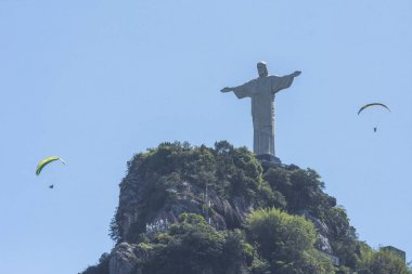 Yamaç paraşütü pilotları Cristo Redentor heykel üzerinde