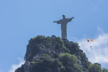 Yamaç paraşütü pilotu Cristo Redentor heykel Morro üstüne üzerinde uçan yapmak Corcovado, Tijuca Forest, Rio de Janeiro, Brezilya