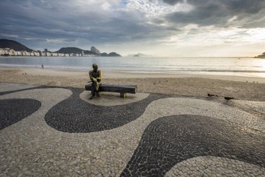 Carlos Drummond de Andrade, Brezilyalı şair Copacabana Plajı, Rio de Janeiro, Brezilya gündoğumu sırasında görülen heykeli