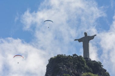 Yamaç paraşütü pilotları Cristo Redentor heykel üzerinde