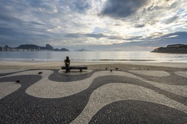 Carlos Drummond de Andrade, Brezilyalı şair Copacabana Plajı, Rio de Janeiro, Brezilya gündoğumu sırasında görülen heykeli