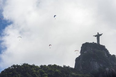 Yamaç paraşütü pilotları Cristo Redentor heykel üzerinde