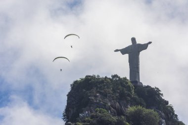 Yamaç paraşütü pilotları Cristo Redentor heykel üzerinde