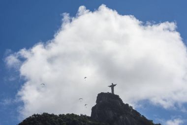 Yamaç paraşütü pilotları Cristo Redentor heykel üzerinde