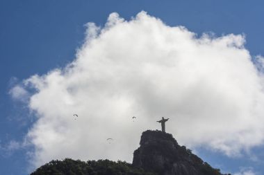 Yamaç paraşütü pilotları Cristo Redentor heykel üzerinde