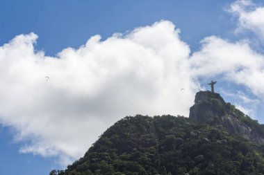 Yamaç paraşütü pilotları Cristo Redentor heykel üzerinde