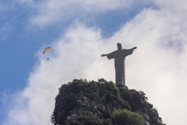 Yamaç paraşütü pilotu Cristo Redentor heykel Morro üstüne üzerinde uçan yapmak Corcovado, Tijuca Forest, Rio de Janeiro, Brezilya