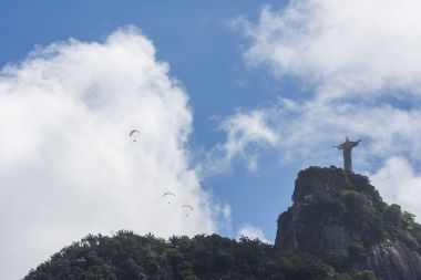 Yamaç paraşütü pilotları Cristo Redentor heykel üzerinde