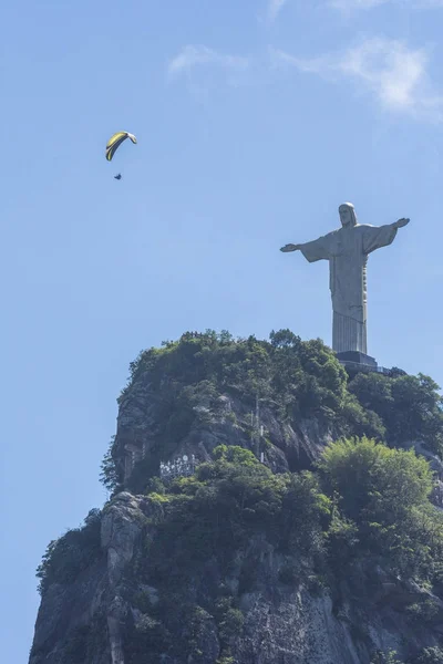 Piloto Parapente Sobrevoando Estátua Cristo Redentor Morro Corcovado Floresta Tijuca — Fotografia de Stock