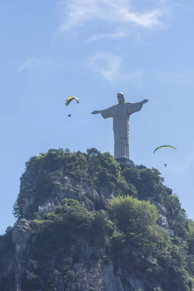 Paragliding pilots over Cristo Redentor Statue — Stock Photo, Image