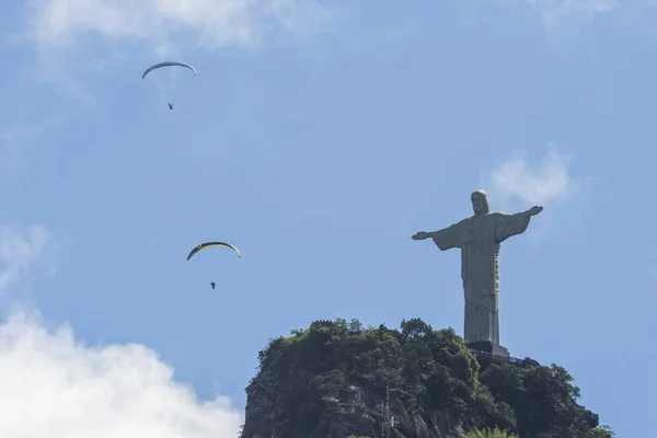 Skärmflygning piloter över Cristo Redentor staty — Stockfoto