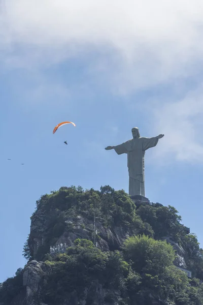 Piloto Parapente Sobrevoando Estátua Cristo Redentor Morro Corcovado Floresta Tijuca — Fotografia de Stock