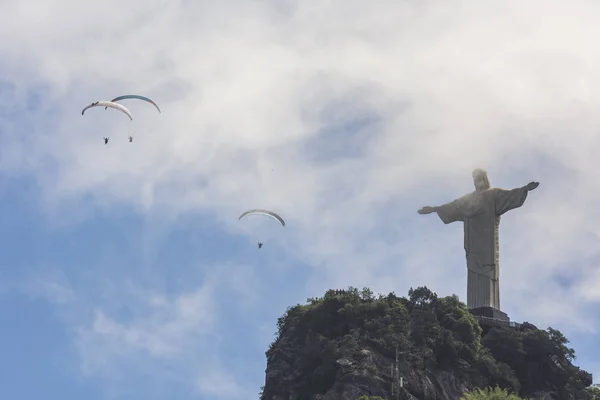 Pilotos de parapente sobre Cristo Redentor Estatua — Foto de Stock