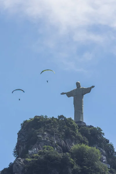 Pilotów paralotni nad posąg Cristo Redentor — Zdjęcie stockowe