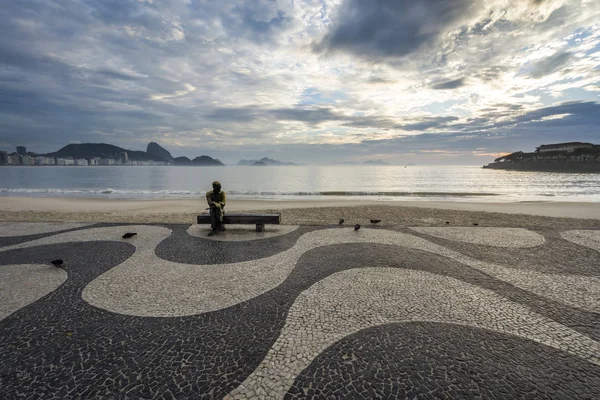 Carlos Drummond de Andrade, Brezilyalı şair Copacabana Plajı, Rio de Janeiro, Brezilya gündoğumu sırasında görülen heykeli