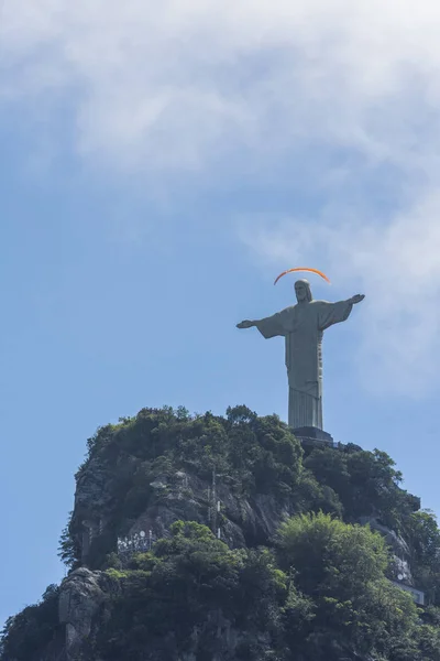 Pilot Paralotni Latające Nad Cristo Redentor Pomnik Szczycie Morro Masz — Zdjęcie stockowe