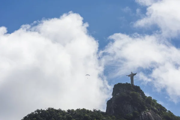 Skärmflygning Pilot Flyger Över Cristo Redentor Staty Ovanpå Morro Corcovado — Stockfoto