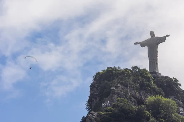 Piloto Parapente Volando Sobre Cristo Redentor Estatua Sobre Morro Corcovado — Foto de Stock