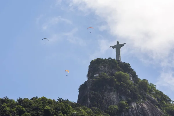 Pilotów paralotni nad posąg Cristo Redentor — Zdjęcie stockowe