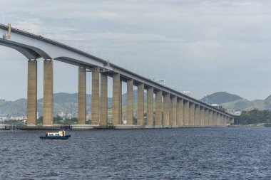 Rio-Niteroi köprü tekne turu Guanabara Körfezi, Rio de Janeiro, Brezilya'dan görüldü