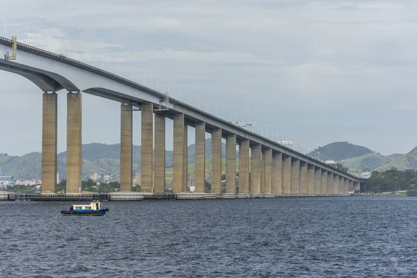 Γέφυρα Ρίου Niteroi Δει Από Περιήγηση Σκάφος Στον Κόλπο Guanabara — Φωτογραφία Αρχείου