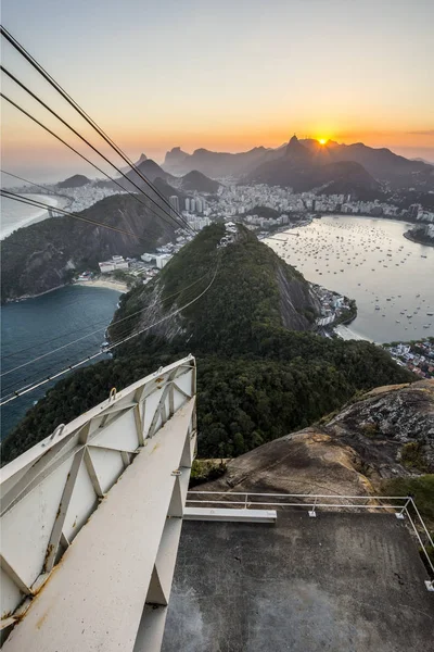 Prachtige zonsondergang over berg — Stockfoto