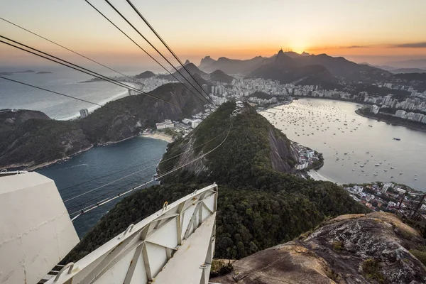 Hermoso atardecer sobre montaña — Foto de Stock