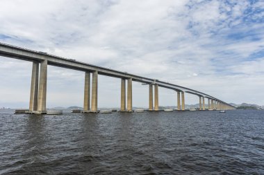 Rio-Niteroi köprü tekne turu Guanabara Körfezi, Rio de Janeiro, Brezilya'dan görüldü