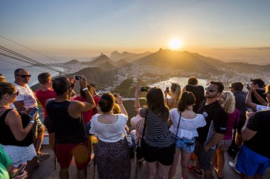 turistler de rio de janeiro, Brezilya po de acar Dağı'nda gün batımını izlemek